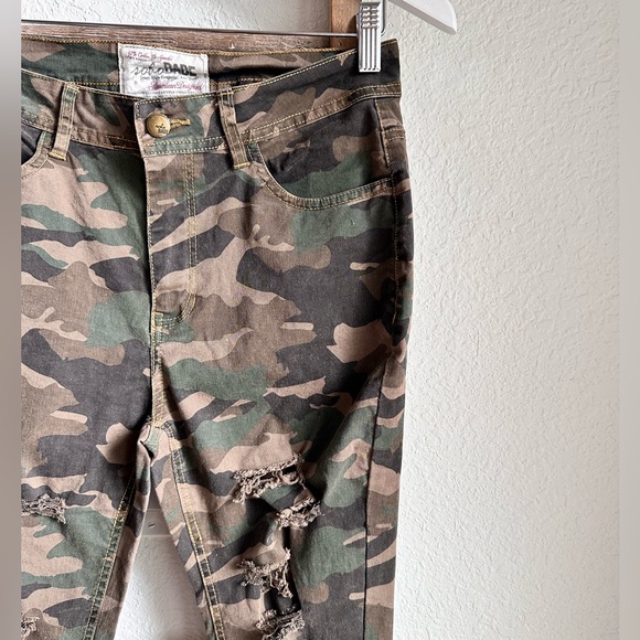 Soho Babe Distressed Camo Skinny Pants sz: 7 - Picture 2 of 7